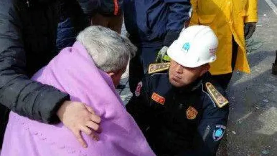 Merzifonlu itfaiyeci enkazdan kurtardıkları yaşlı adama kendi botlarını giydirdi