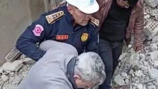 Merzifonlu itfaiyeci enkazdan kurtardıkları yaşlı adama kendi botlarını giydirdi