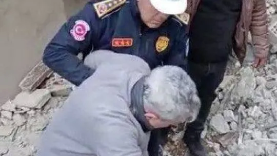 Merzifonlu itfaiyeci enkazdan kurtardıkları yaşlı adama kendi botlarını giydirdi