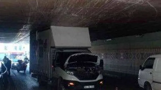Mesafeyi hesaplamayan kamyonet sürücüsü, altgeçitte sıkıştı