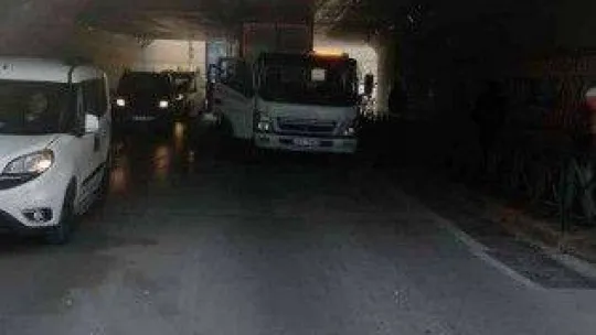 Mesafeyi hesaplamayan kamyonet sürücüsü, altgeçitte sıkıştı