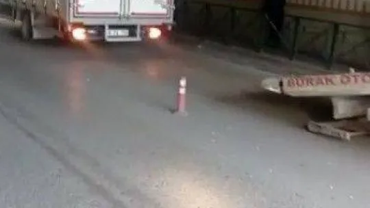 Mesafeyi hesaplamayan kamyonet sürücüsü, altgeçitte sıkıştı