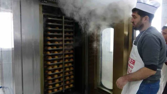 Meslek lisesinde depremzedeler için günde 15 bin ekmek üretiliyor