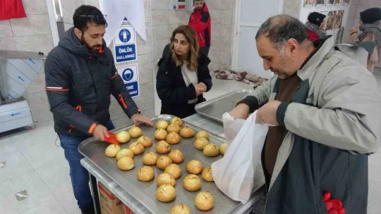 Meslek lisesinde depremzedeler için günde 15 bin ekmek üretiliyor