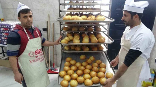 Meslek lisesinde depremzedeler için günde 15 bin ekmek üretiliyor