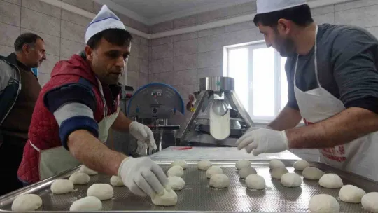 Meslek lisesinde depremzedeler için günde 15 bin ekmek üretiliyor