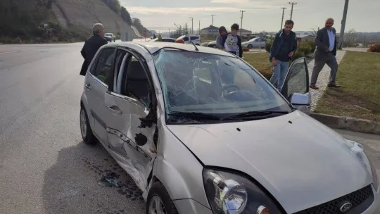 Metal hurda yüklü tır ile otomobil çarpıştı: 1 yaralı