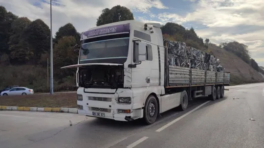 Metal hurda yüklü tır ile otomobil çarpıştı: 1 yaralı