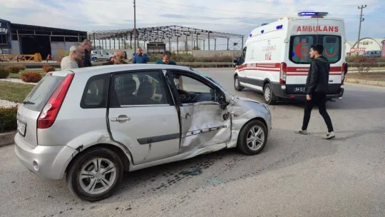 Metal hurda yüklü tır ile otomobil çarpıştı: 1 yaralı