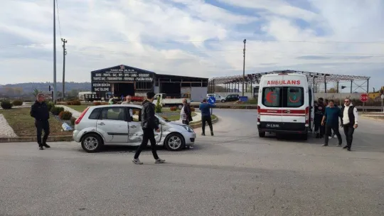 Metal hurda yüklü tır ile otomobil çarpıştı: 1 yaralı