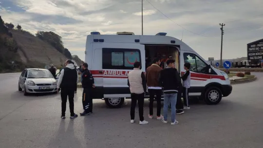 Metal hurda yüklü tır ile otomobil çarpıştı: 1 yaralı