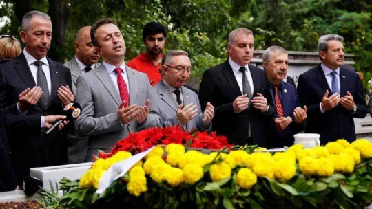 Metin Oktay mezarı başında anıldı