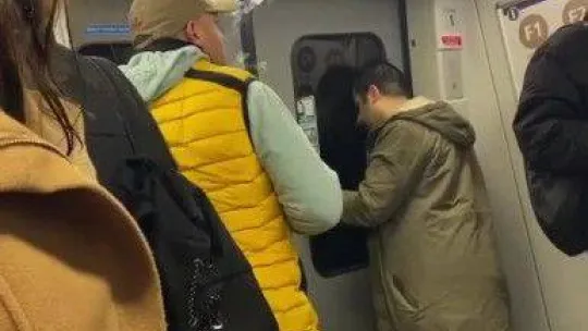 Metroda sigara içti, kendisini uyaranlara hakaret etti