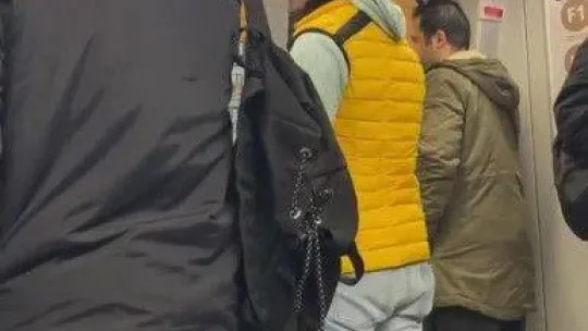 Metroda sigara içti, kendisini uyaranlara hakaret etti