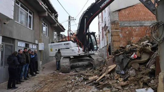 Metruk yapılar yıkılıyor