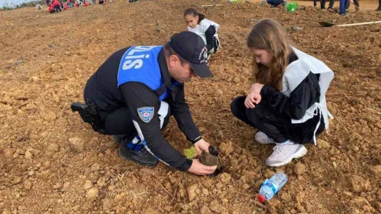 Milli Ağaçlandırma Günü'nde öğrenciler fidanları toprakla buluşturdu