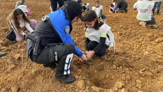 Milli Ağaçlandırma Günü'nde öğrenciler fidanları toprakla buluşturdu
