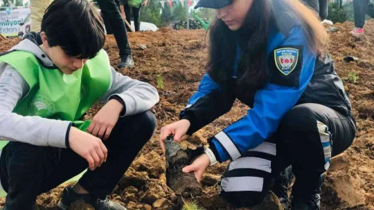 Milli Ağaçlandırma Günü'nde öğrenciler fidanları toprakla buluşturdu