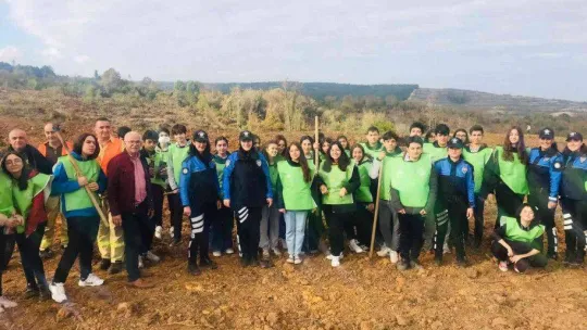 Milli Ağaçlandırma Günü'nde öğrenciler fidanları toprakla buluşturdu