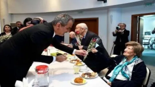 Milli Eğitim Bakanı Özer'den emekli öğretmenlere ziyaret