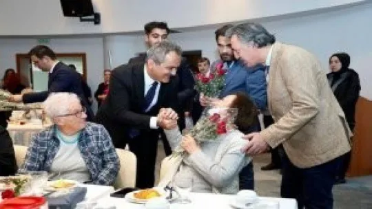 Milli Eğitim Bakanı Özer'den emekli öğretmenlere ziyaret