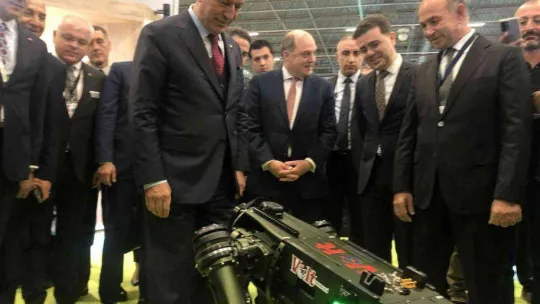 Milli Savunma Bakanı Akar ve İngiliz mevkidaşı Wallace birlikte SAHA EXPO'yu gezdi