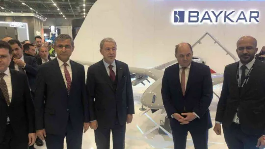 Milli Savunma Bakanı Akar ve İngiliz mevkidaşı Wallace birlikte SAHA EXPO'yu gezdi