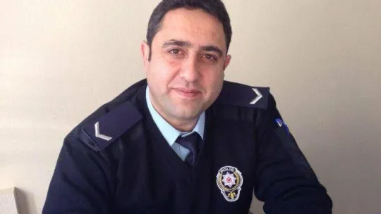 Minibüs çarpan komiser ağır yaralandı