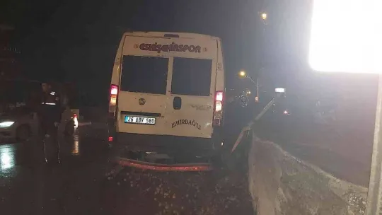 Minibüs duvara çarptı, kiviler yola saçıldı: 1 yaralı