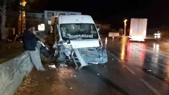 Minibüs duvara çarptı, kiviler yola saçıldı: 1 yaralı