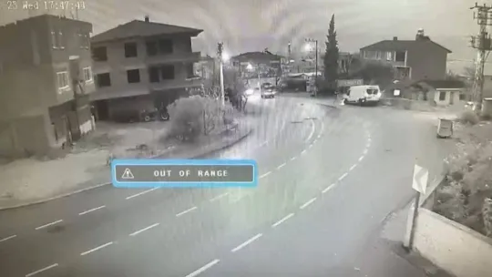 Minibüs duvara çarptı, kiviler yola saçıldı: 1 yaralı