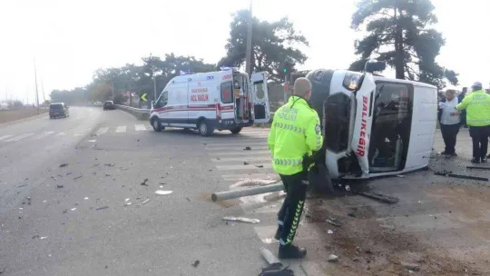 Minibüs ile otomobil çarpıştı:6 yaralı