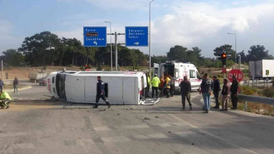 Minibüs ile otomobil çarpıştı:6 yaralı