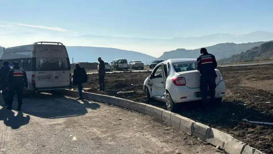 Minibüs otomobile çarptı 1 yaralı