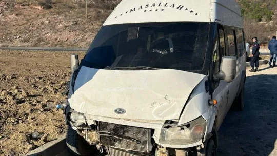 Minibüs otomobile çarptı 1 yaralı
