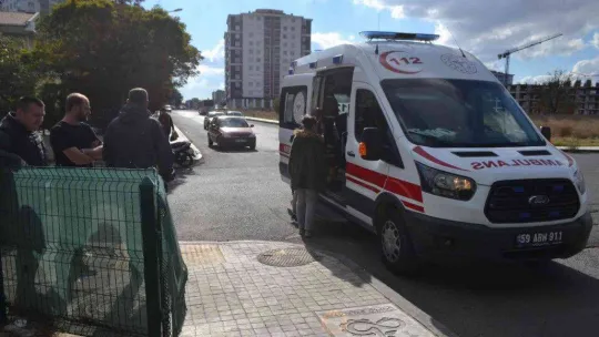 Minibüsle çarpışan otomobil kreşin bahçesine girdi