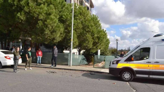 Minibüsle çarpışan otomobil kreşin bahçesine girdi