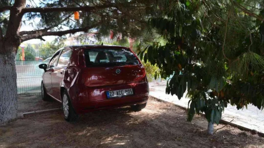 Minibüsle çarpışan otomobil kreşin bahçesine girdi