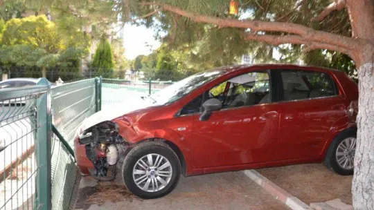 Minibüsle çarpışan otomobil kreşin bahçesine girdi