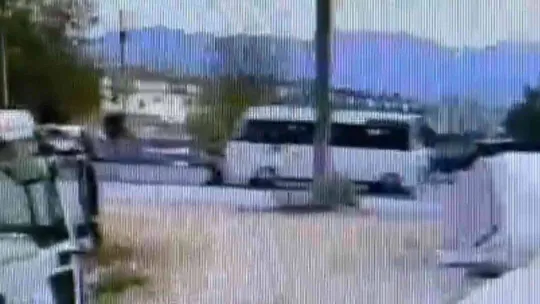 Minibüsün altında metrelerce sürüklenen işçinin ölümü kamerada