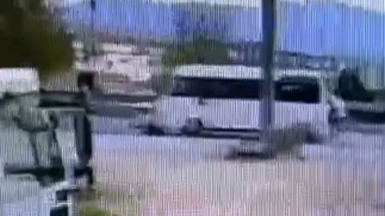 Minibüsün altında metrelerce sürüklenen işçinin ölümü kamerada