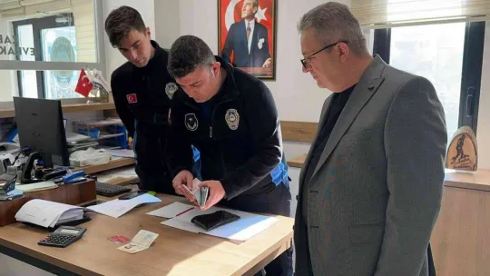 Minibüsünde bulduğu para dolu çantayı sahibine ulaştırdı