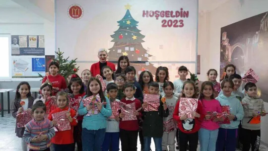 Minik öğrenciler yeni yıl etkinliğinde bir araya geldi