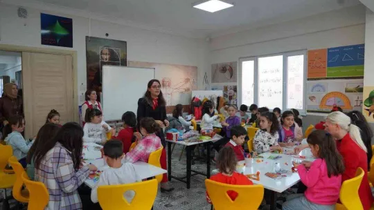 Minik öğrenciler yeni yıl etkinliğinde bir araya geldi