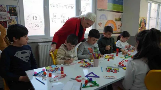 Minik öğrenciler yeni yıl etkinliğinde bir araya geldi