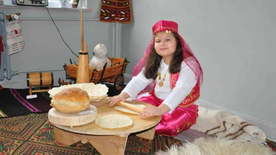 Minik öğrencilerden yöresel kıyafetli 'Yerli Malı Haftası' etkinliği