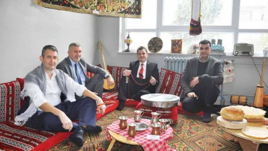 Minik öğrencilerden yöresel kıyafetli 'Yerli Malı Haftası' etkinliği