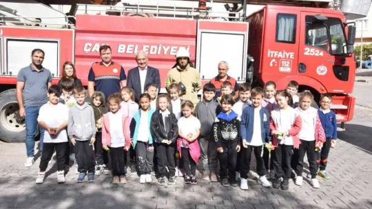 Minik öğrencilerin itfaiye ilgisi