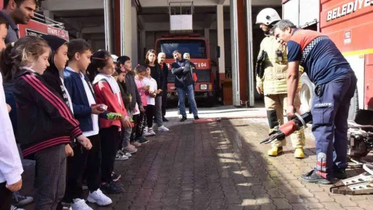 Minik öğrencilerin itfaiye ilgisi