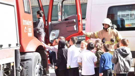 Minik öğrencilerin itfaiye ilgisi